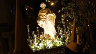 El silencio se apodera de Sant Pere con la procesión de la Santa Creu