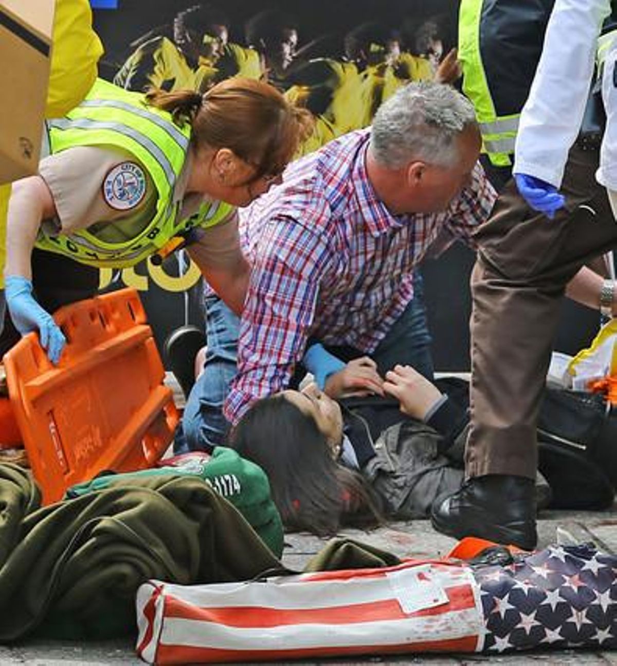 Serveis mèdics ajuden els ferits a la marató de Boston.