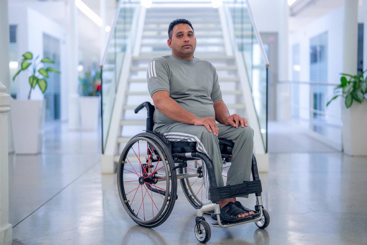 099.jpg Barcelona. Toheed Sajjad, trabajador de la construcción, durante una entrevista sobre el accidente laboral que sufrió y que le dejó en silla de ruedas
