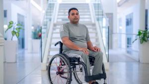 099.jpg Barcelona. Toheed Sajjad, trabajador de la construcción, durante una entrevista sobre el accidente laboral que sufrió y que le dejó en silla de ruedas