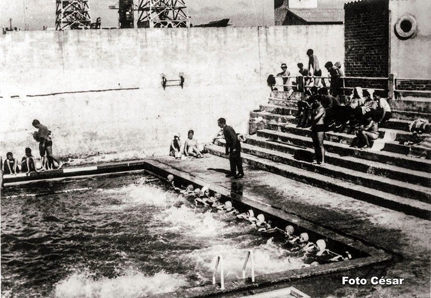 Fernando Cadavieco dando un cursillo de nataci�n en el Club Nataci�n Santa Olaya en el a�o 1964.jpg