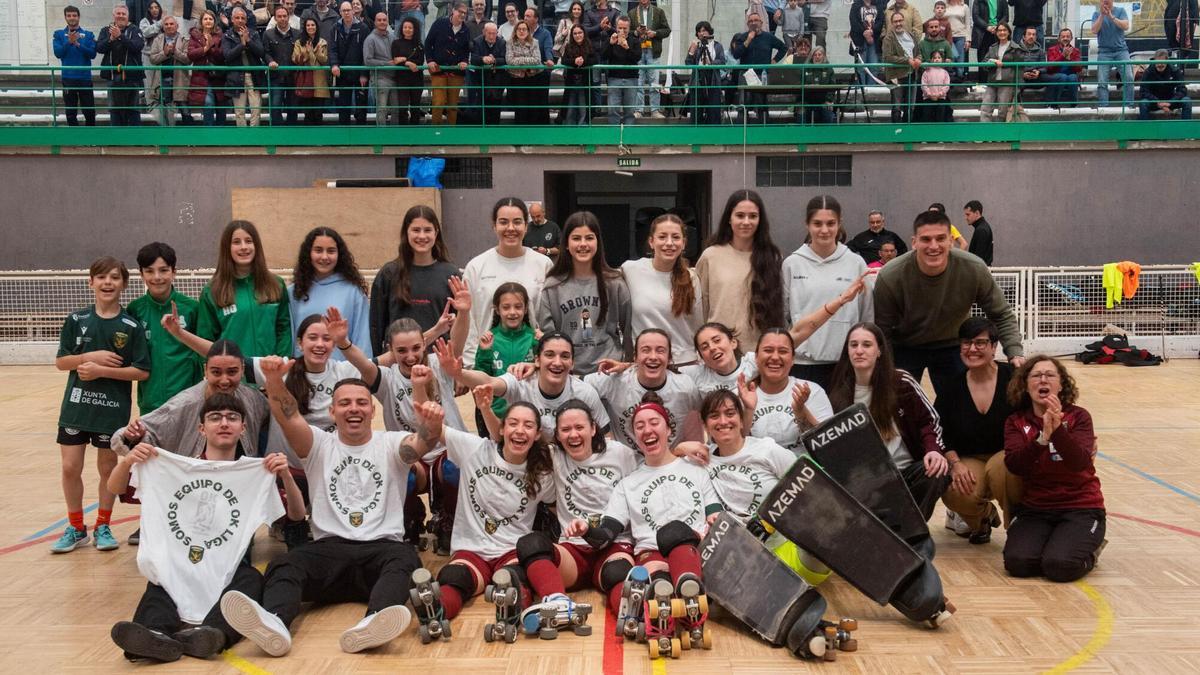 Nelson Obelleiro, segundo por la izquierda en la fila de abajo, celebra con la plantilla y la afición el ascenso del Marineda Hockey.