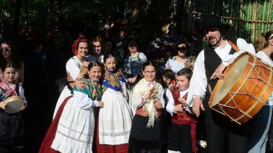 Un grupo de baile en la Festa do Muiño del año pasado. // G.N.