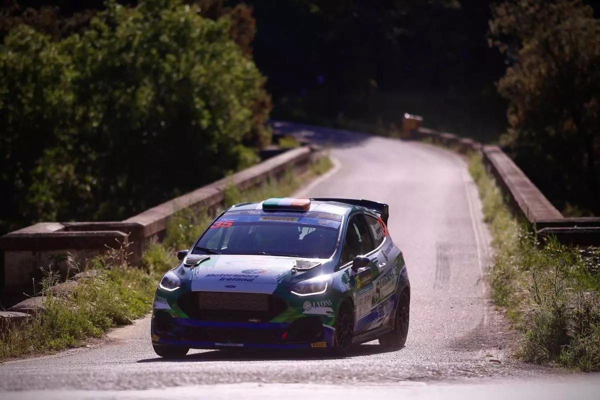 El irlandés Casey Jay Coleman, con un Ford Fiesta, super un puente.