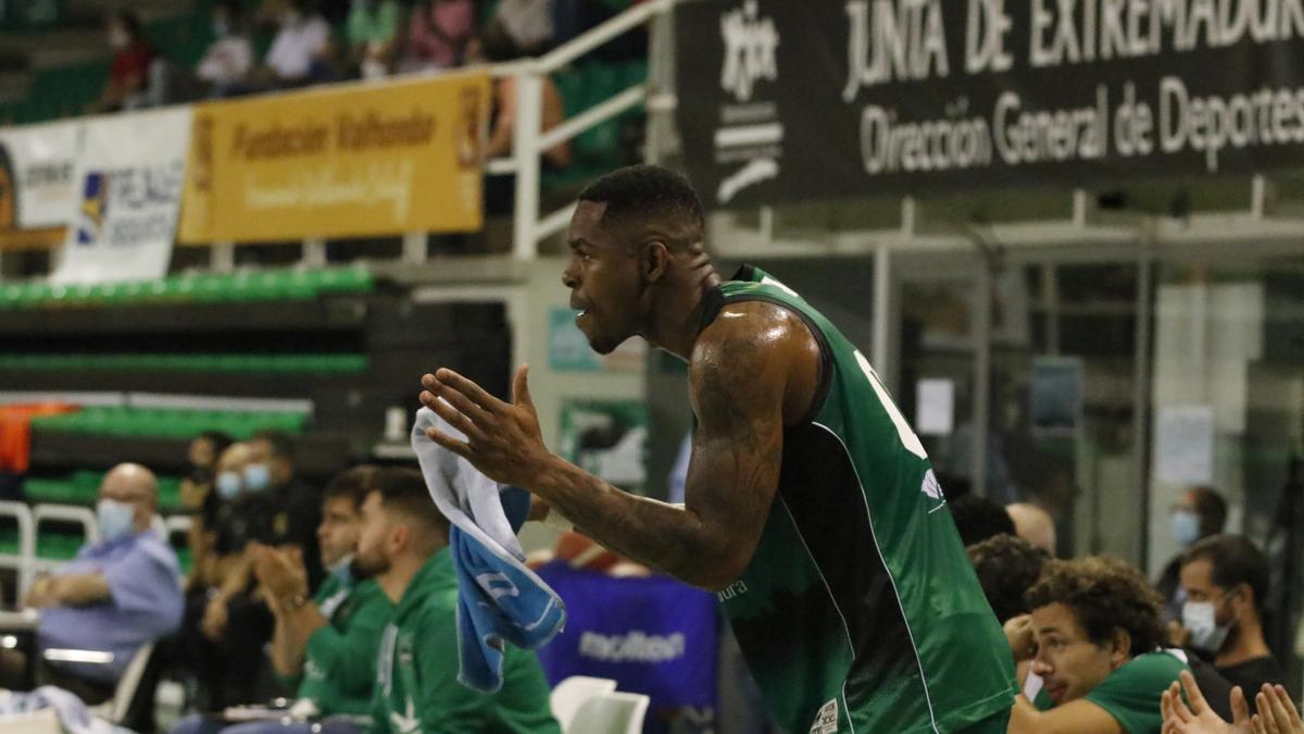 Ben Mbala anima a sus compañeros desde el banquillo.