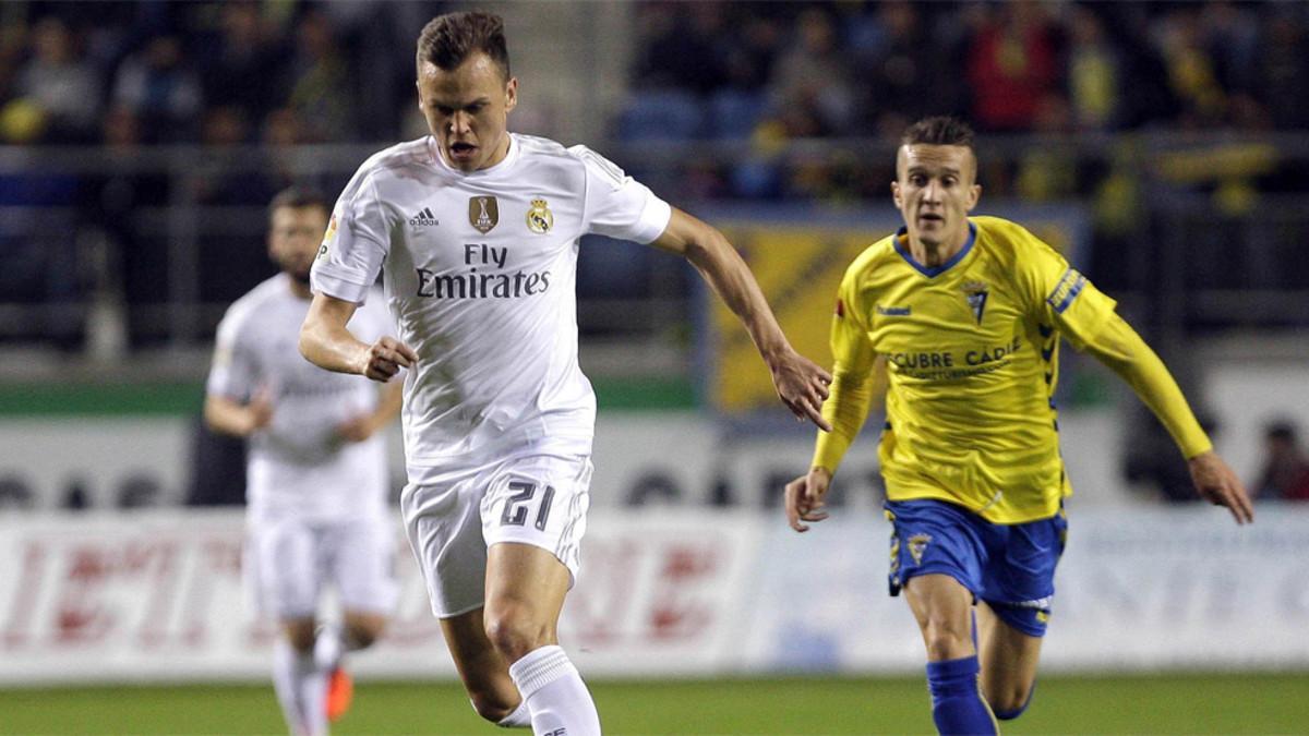 Denis Cheryshev se escapa de Sergio Mantecón durante el Cádiz-Real Madrid de los 1/16 de final de la Copa del Rey 2015/16