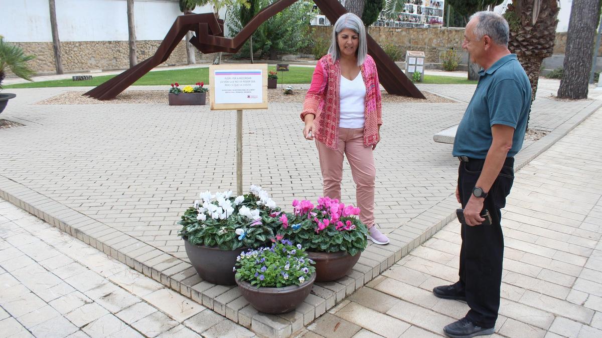 Homenaje floral a la entrada del cementerio de Ontinyent.