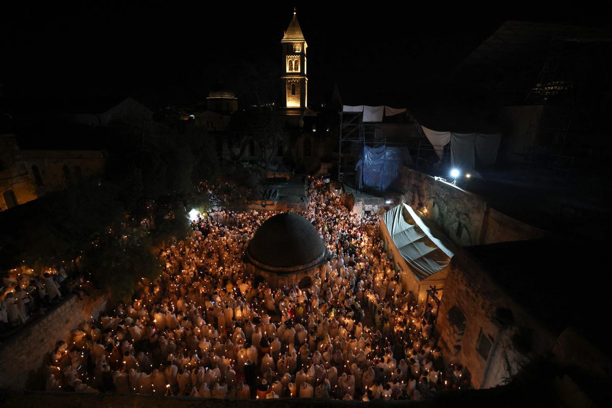 Cristianos ortodoxos celebran “Fuego Sagrado” en Jerusalén. eregrinos cristianos ortodoxos sostienen velas durante la ceremonia del Fuego Sagrado, un día antes de la Pascua ortodoxa, el sábado 15 de abril de 2023 en la Iglesia del Santo Sepulcro en la Ciudad Vieja de Jerusalén, donde muchos cristianos creen que Jesús fue crucificado y enterrado antes de resucitar.