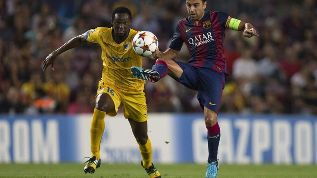 Xavi disputa un balón con Vinícius, en el partido frente al Apoel.