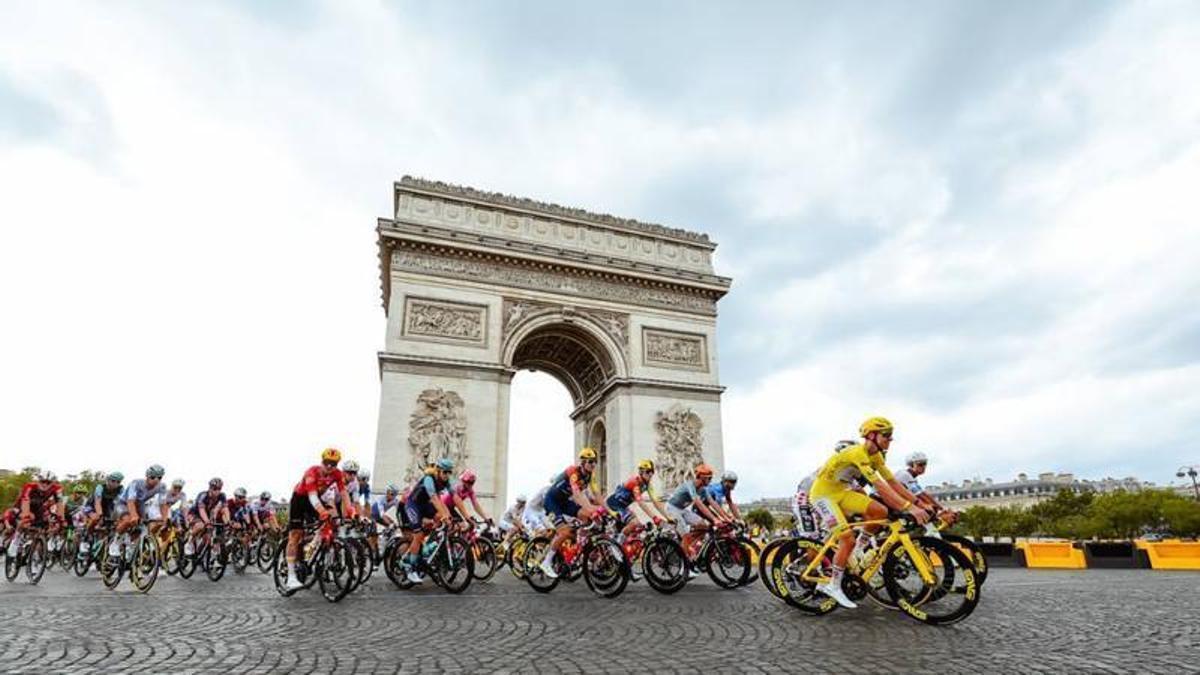Pogacar, al frente del pelotón pasa junto al Arco del Triunfo de París.