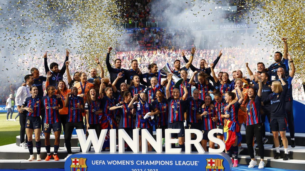 Alexia Putellas del FC Barcelona levanta el trofeo con sus compañeros de equipo después de ganar la final de la Liga de Campeones de mujeres