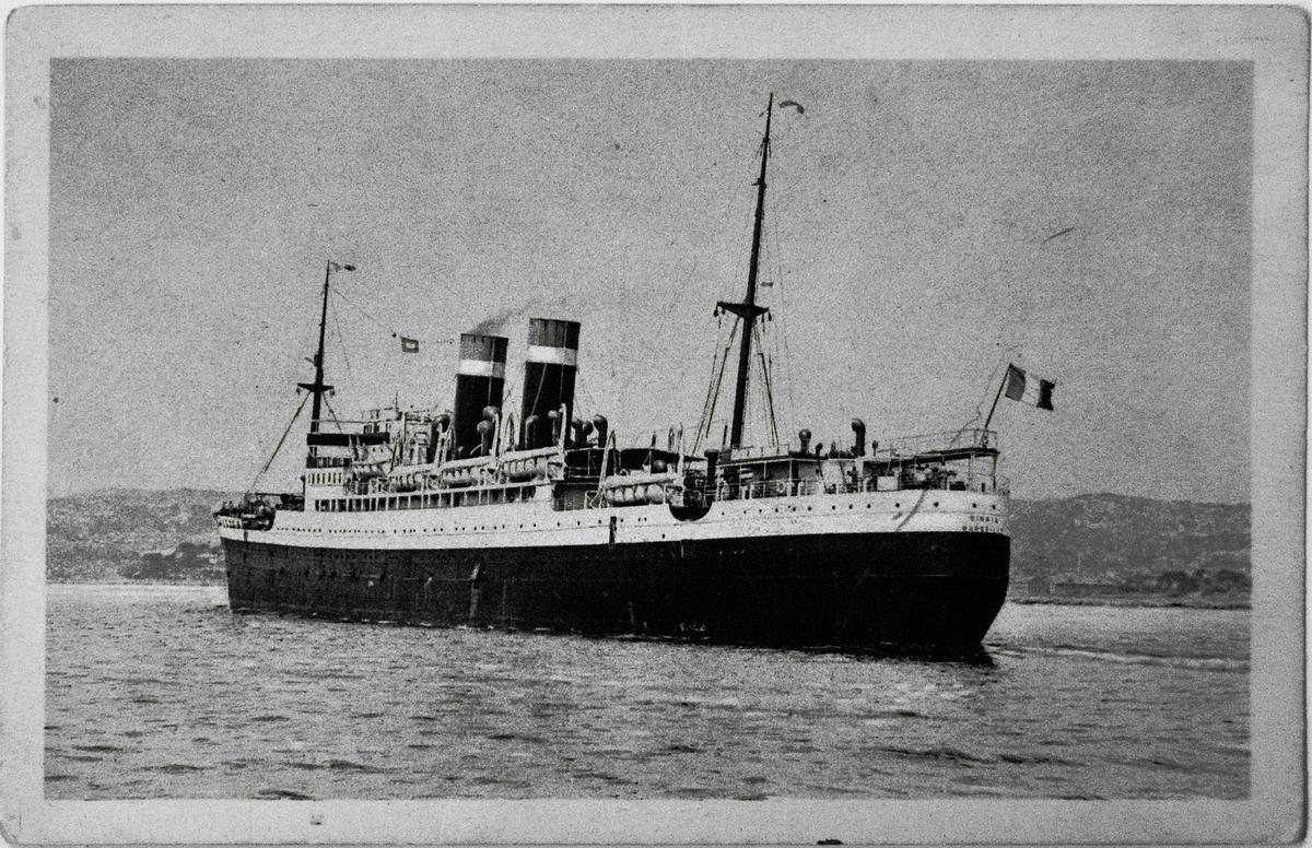 El Sinaia, que el 39 va dur exiliats catalans a Mèxic, en una postal antiga.