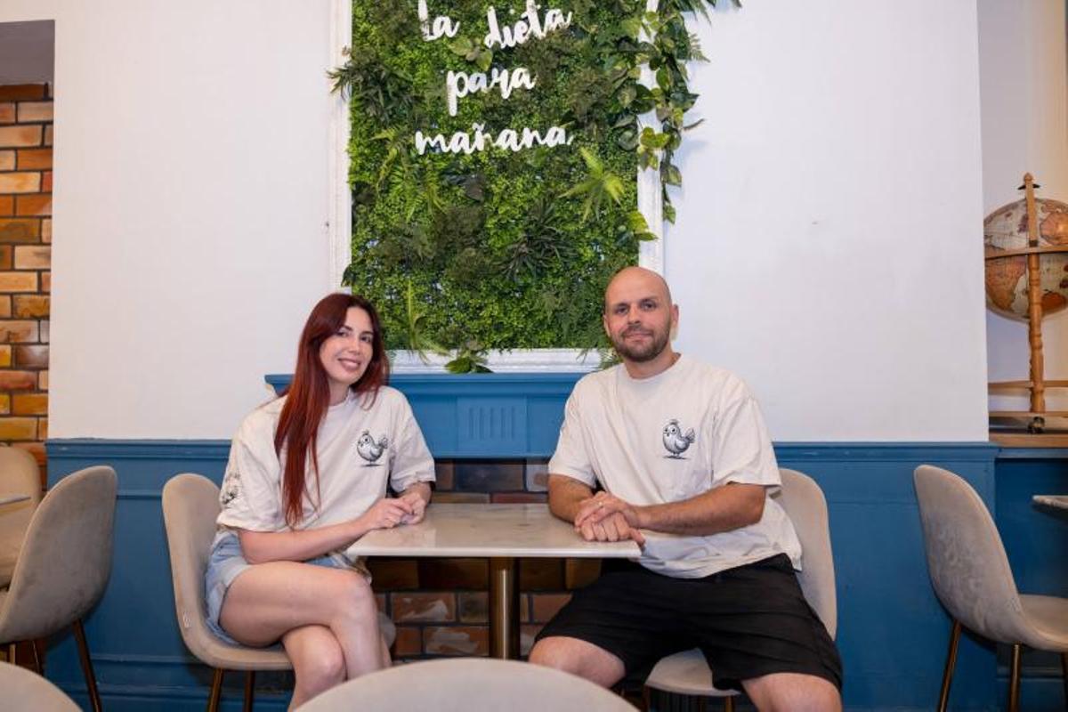 Mariola Cruz y Jordi Mas con la camiseta de Desplumados