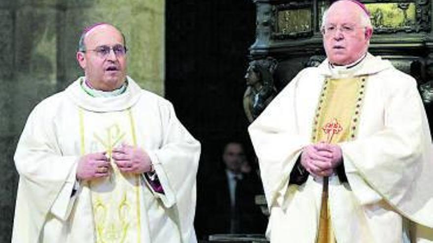 Monseñor Prieto, a la izquierda, y Julián Barrio, ayer.   | // XOÁN ÁLVAREZ