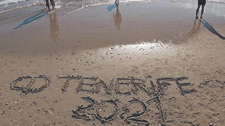 La inscripción es la despedida de la plantilla en la playa murciana.