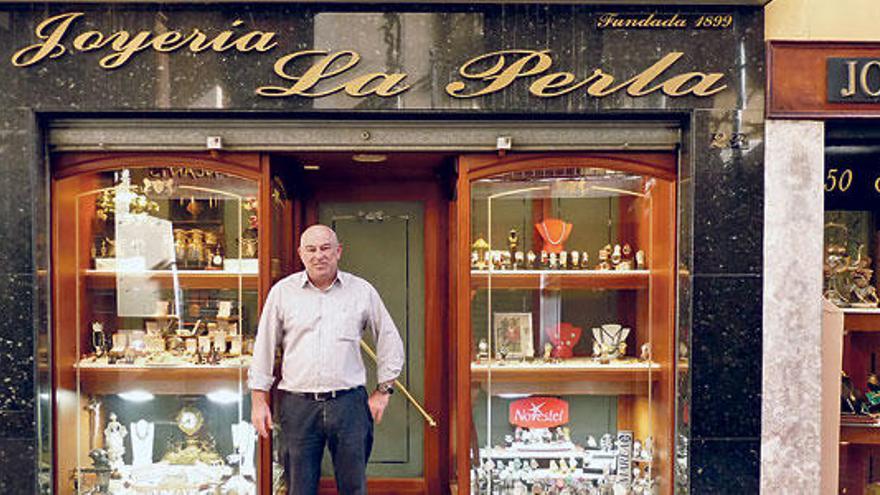 Nicolás Miró Rullán, frente al negocio centenario que abrió su bisabuelo en 1899.