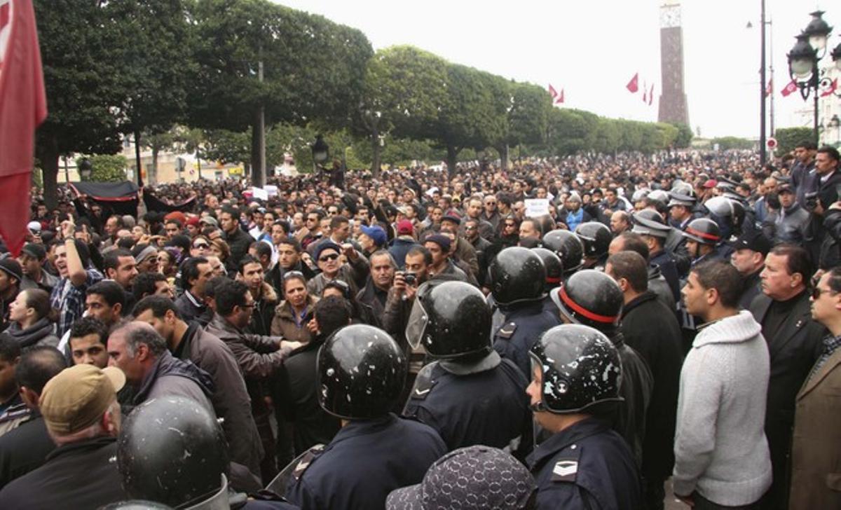 Milers de persones es manifesten a Tunis. Milers de persones es manifesten a Tunis.