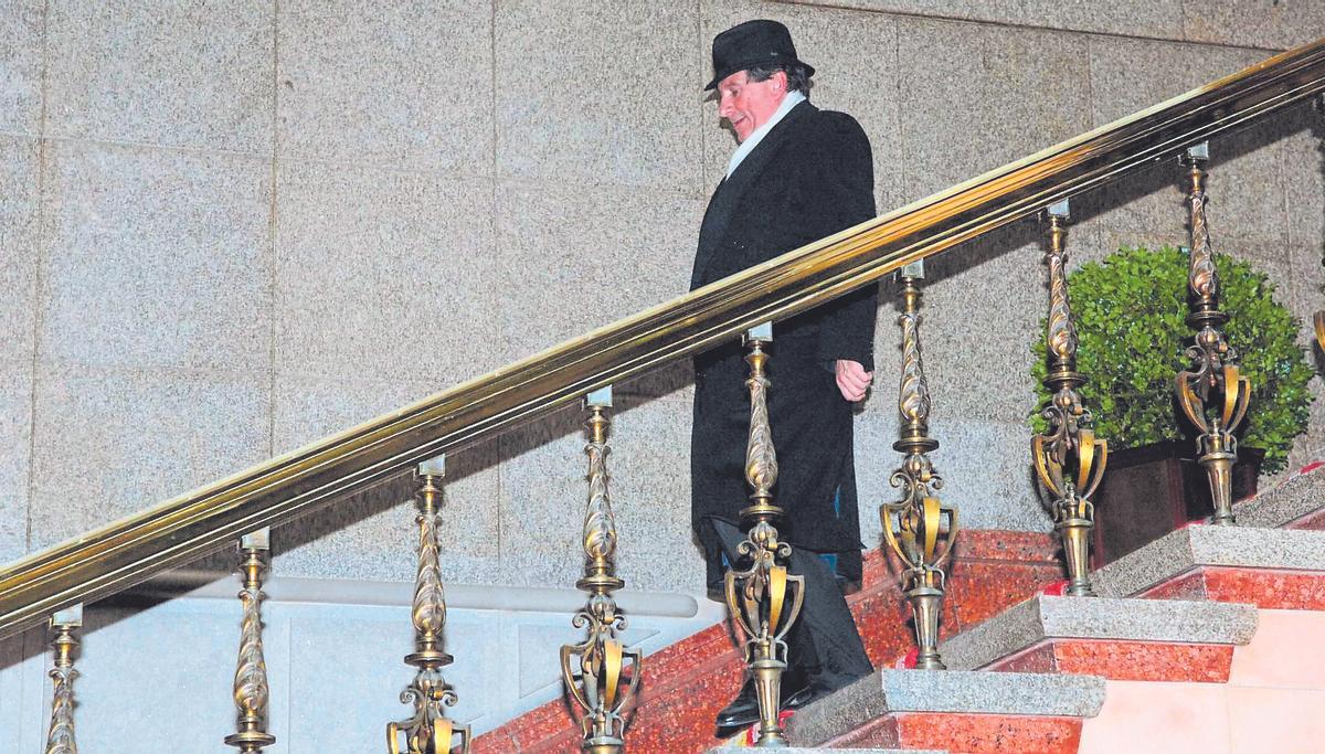 Francisco Vázquez desciende por las escaleras del Palacio Municipal de María Pita.