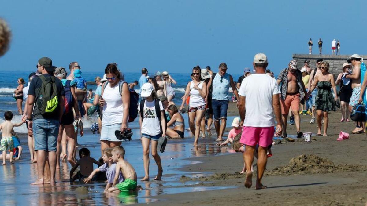 Un grupo de turistas en una playa de Canarias.