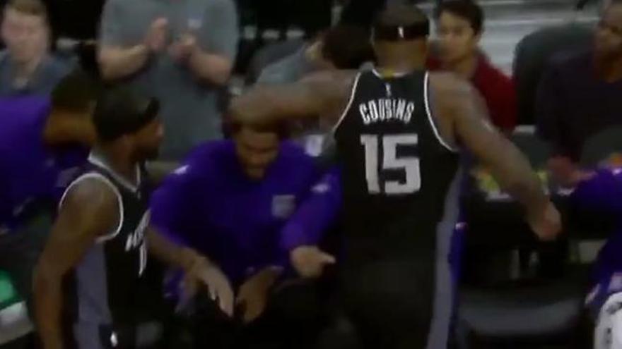 DeMarcus Cousins practica boxeo con una silla en pleno partido