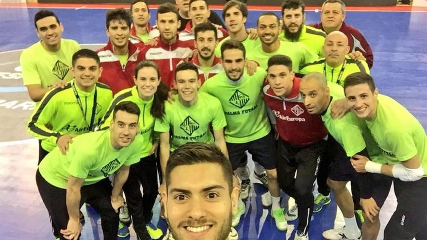 Los jugadores y técnicos del Palma se hicieron ayer, antes del entrenamiento, un &#039;selfie&#039; en la pista en la que hoy jugarán ante el Inter.