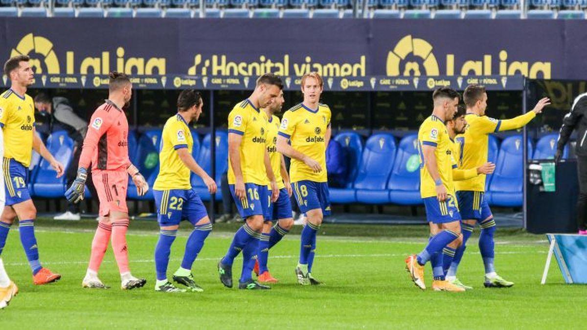 Álvaro Cervera no sabe con qué jugadores podrá contar ante el Valladolid.