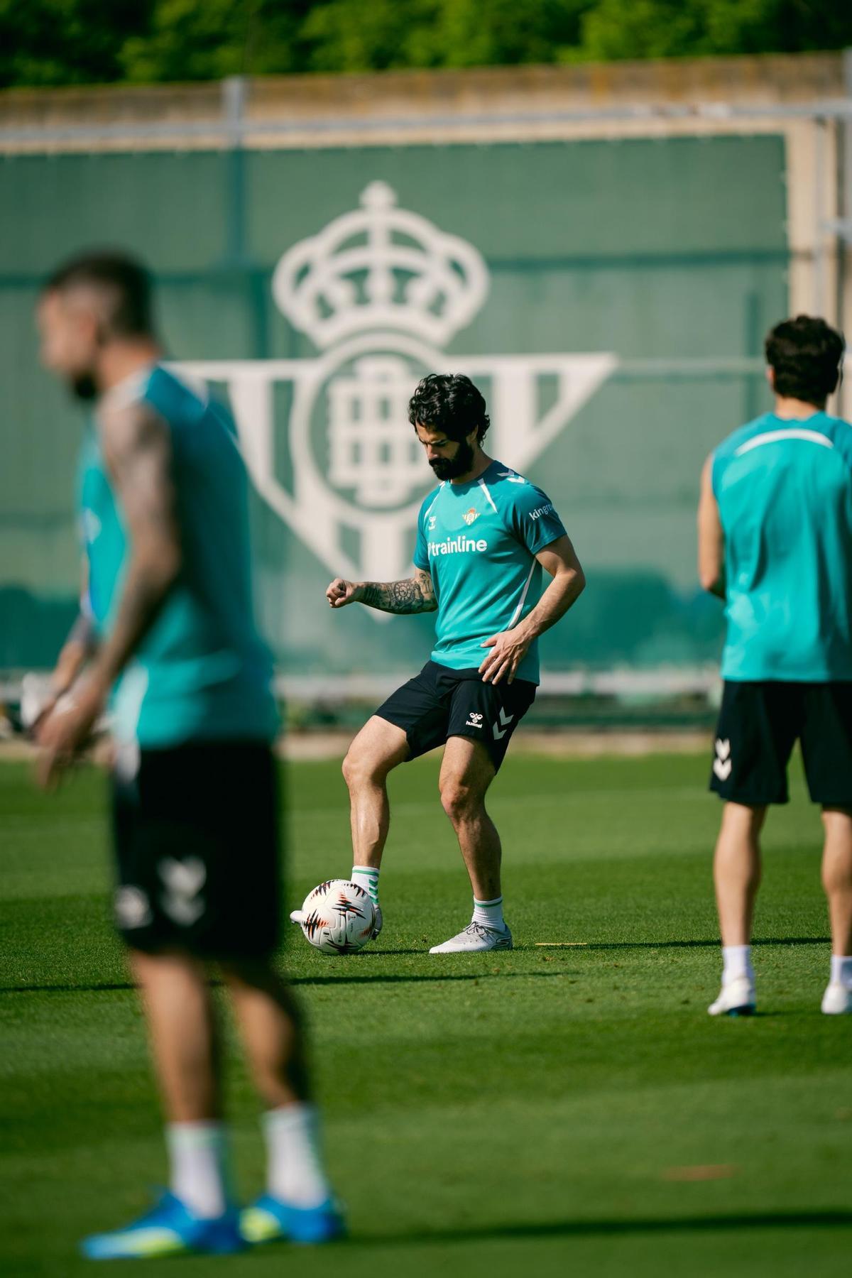 Isco toca balón en su vuelta a los entrenamientos.