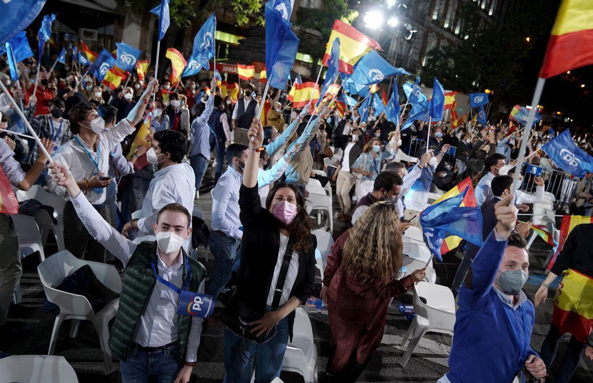 Fiesta PP en la sede del partido, después de conocer los resultados electorales