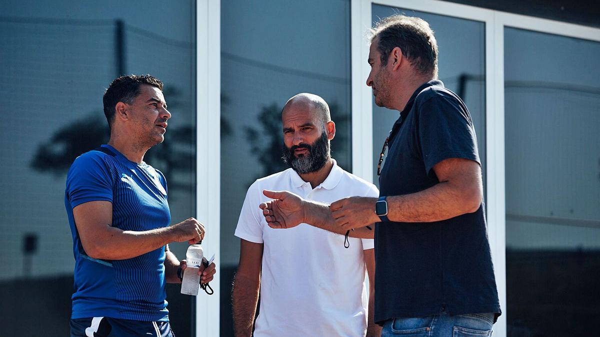 Pere Guardiola i Ferran Soriano enraonen amb Míchel Sánchez durant un entrenament a La Vinya. | GIRONA FC