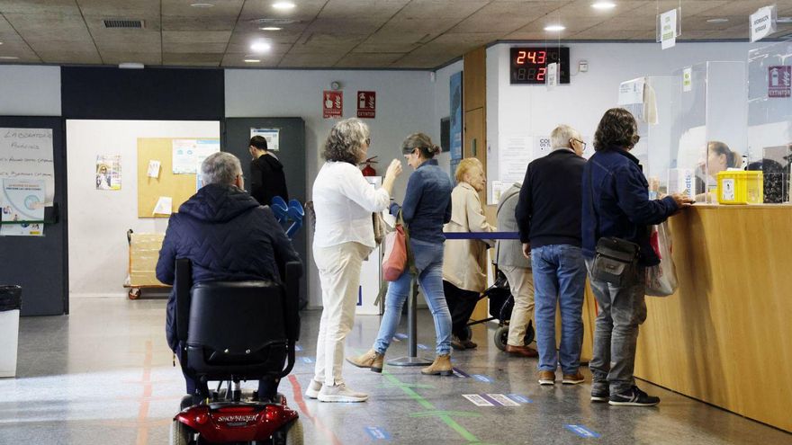 Usuarios piden cinta en un centro de salud. | Marta G. Brea