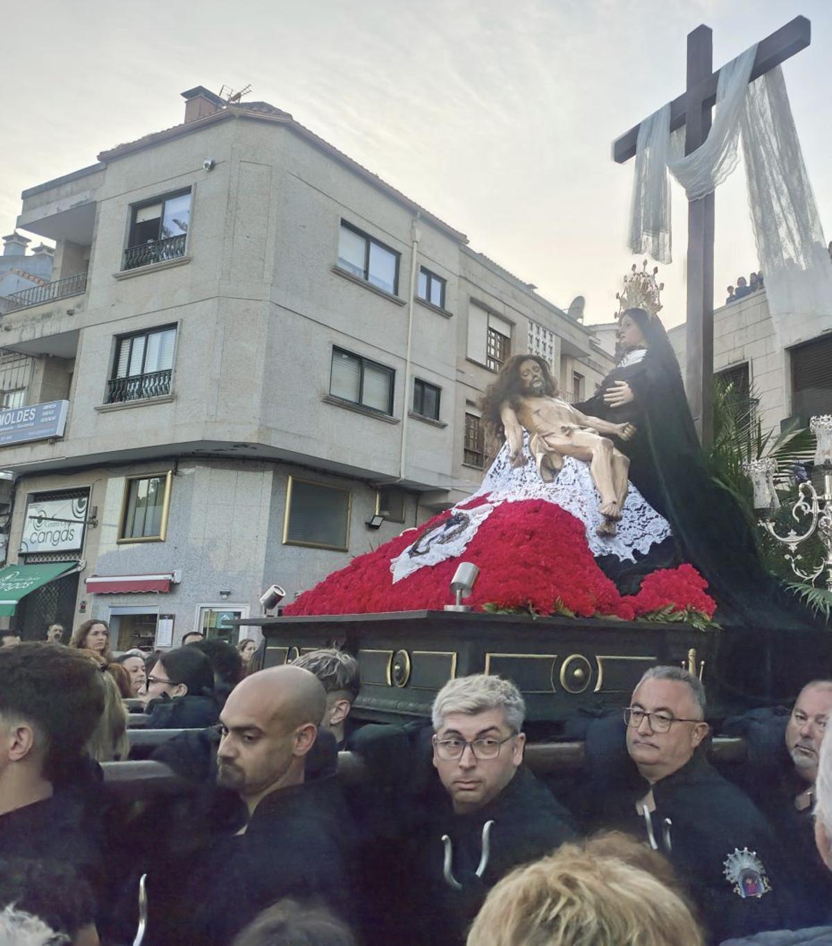El Cristo Resucitado cierra las procesiones en Cangas | FDV