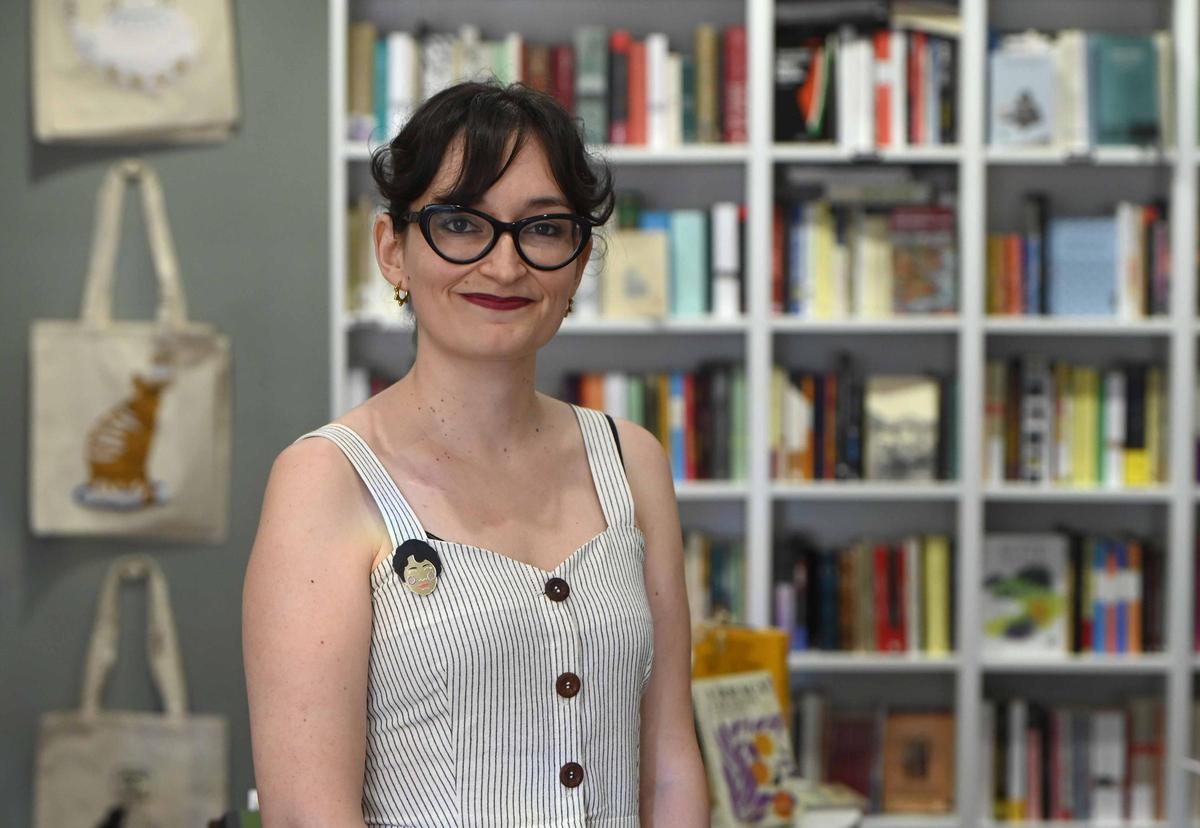 Tania Lago, responsable da libraría Rosalía e Compañía, situada en Redondela.