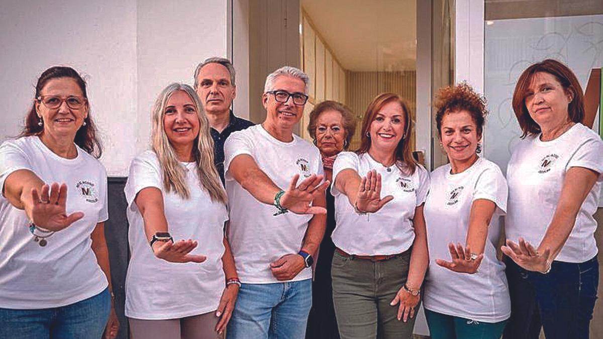 Miembros de la Asociación Cordobesa de Ayuda a Familias en Situación de Acoso Escolar, con Pilar Bascón al frente, a las puertas de su sede, el pasado octubre.