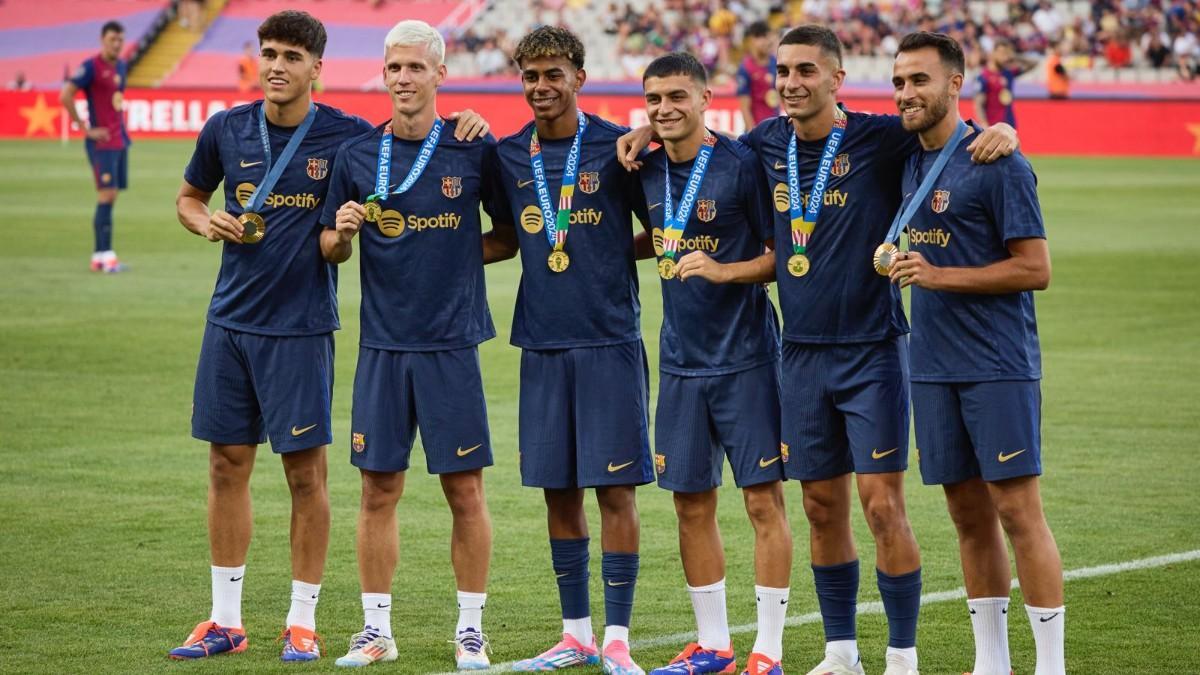 Pau Cubarsí, Dani Olmo, Lamine Yamal, Ferran Torres y Eric Garcia, con sus medallas