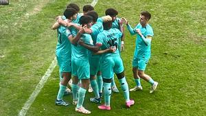 Los jugadores del Barça Atlètic celebran uno de los goles ante el Sestao