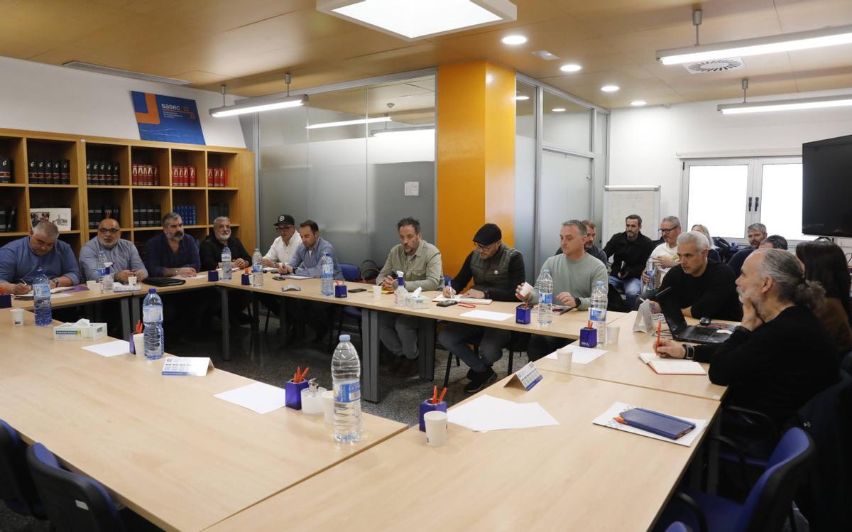 Miembros del comité negociador del convenio de la industria auxiliar, ayer, en el Sasec, en Oviedo. | FERNANDO RODRÍGUEZ