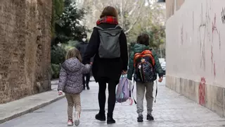 El distrito único divide a las familias de la escuela pública y la concertada