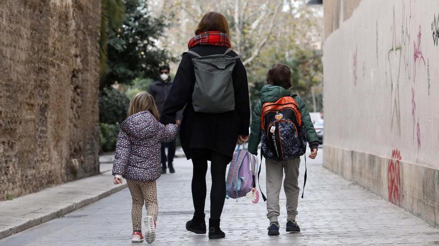 Una madre llevando a sus hijos al colegio, en una imagen de archivo.