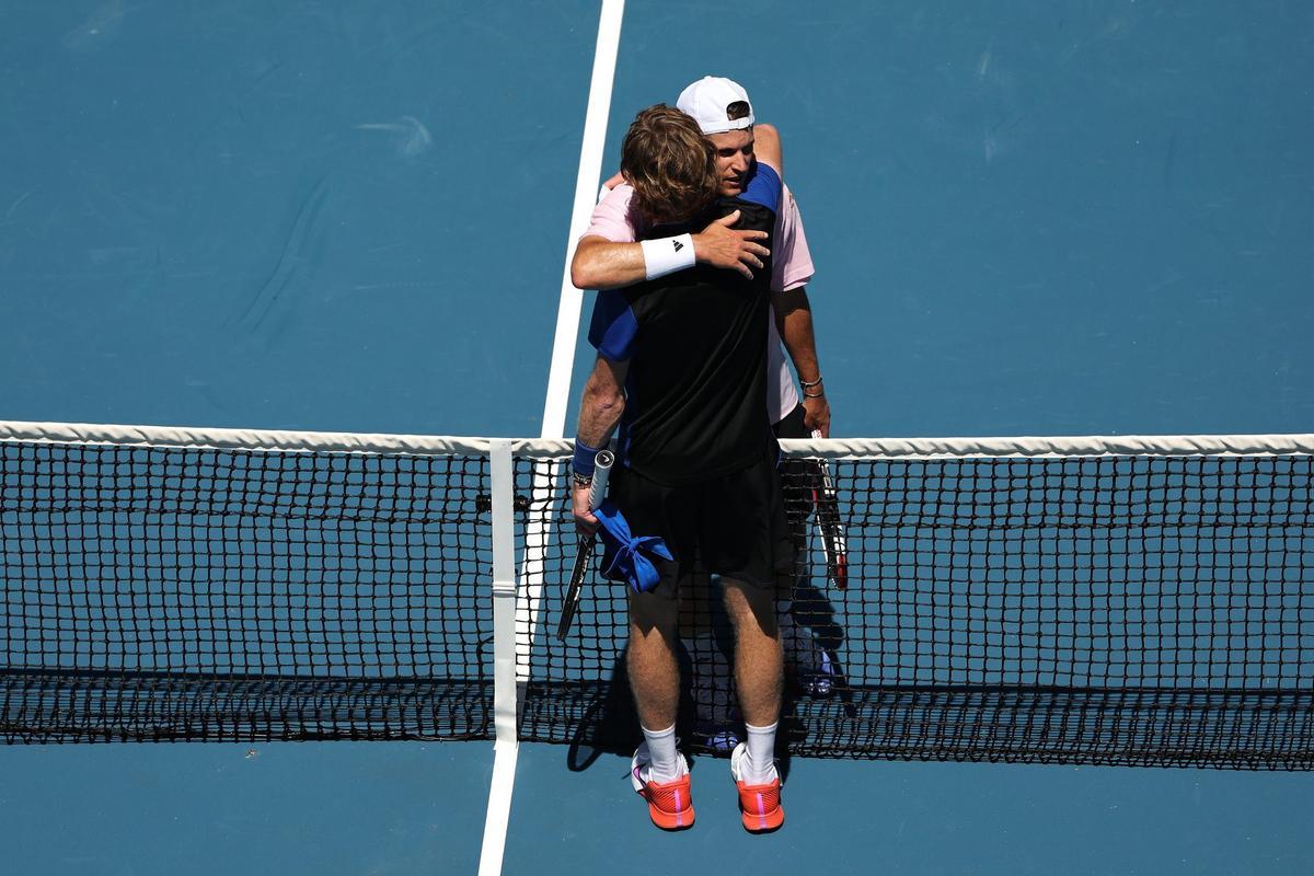 Rublev y Thiem se abrazan tras su partido en el Abierto de Australia.