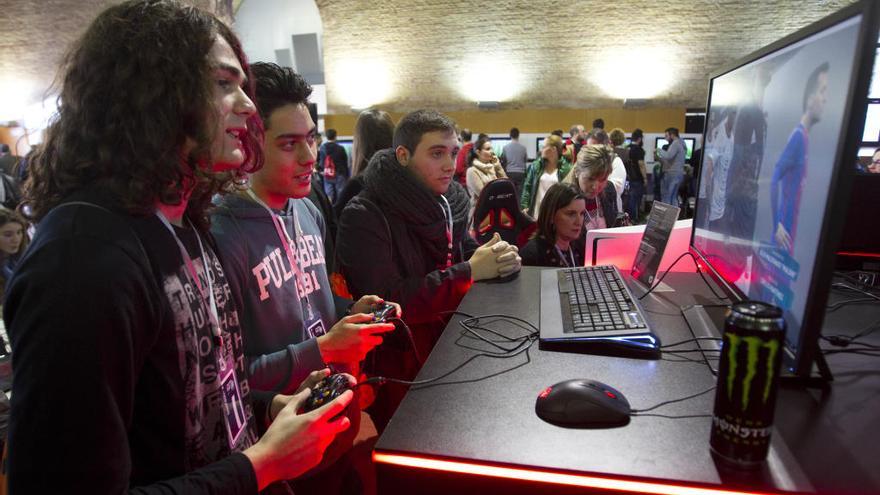Unos aficionados al videojuego durante un congreso del sector en València.