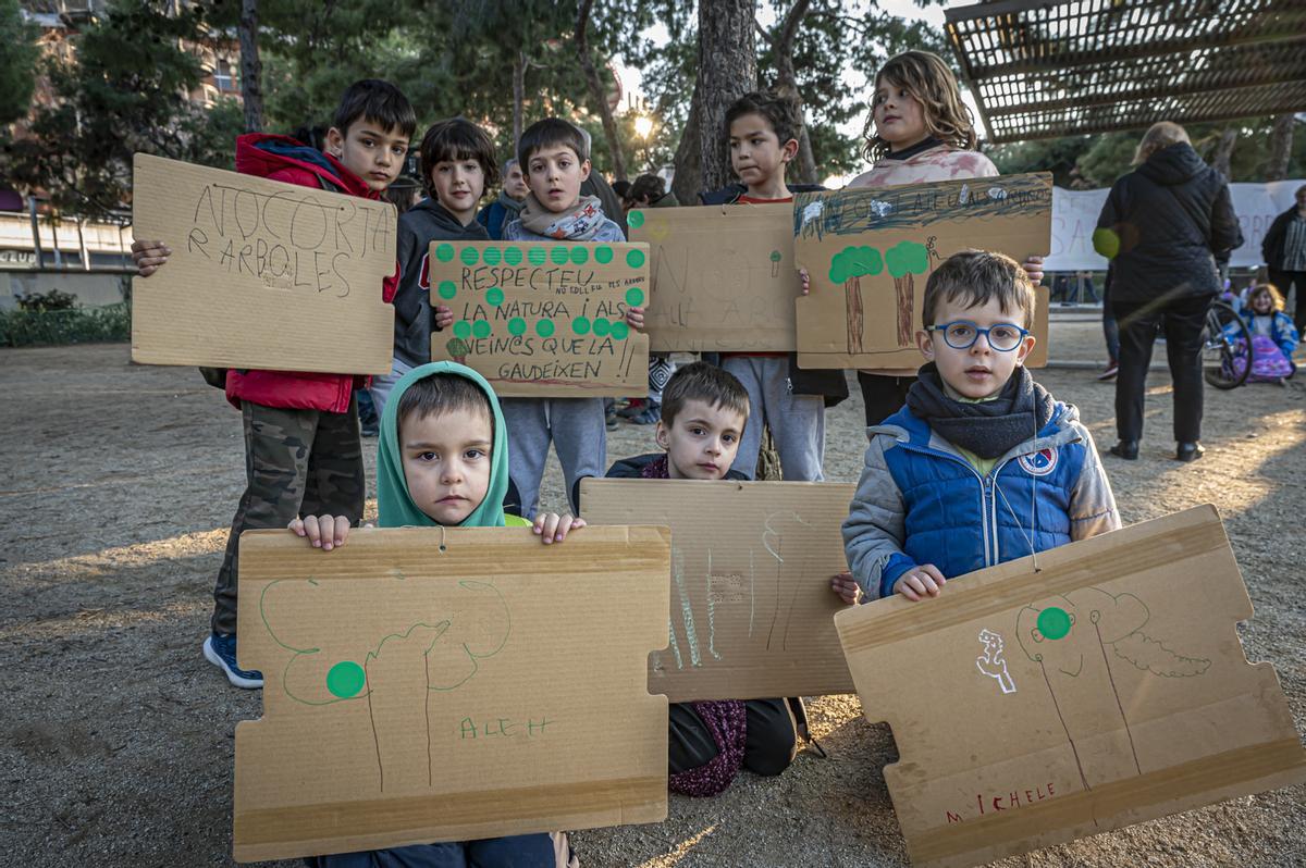 Vecinos del Eixample se manifiestan por primera vez en el parque Joan Miró contra la tala de 170 árboles por las obras de unión del FGC