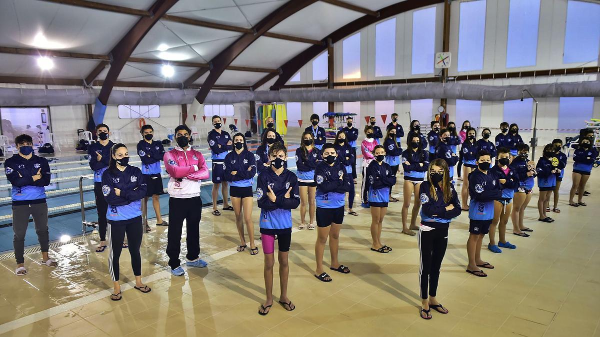 Integrantes del Club Natación Cartagonova Cartagena en la piscina antes de un entrenamiento. | IVÁN URQUÍZAR