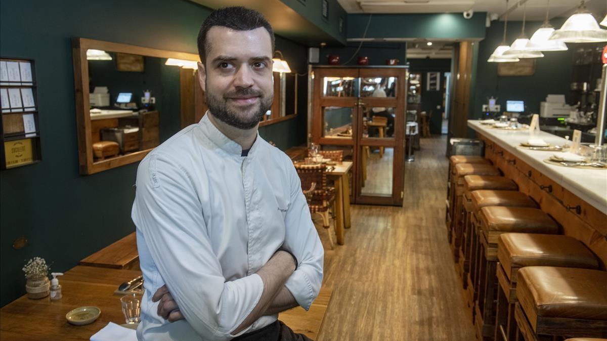 El cocinero Toni Romero, en la entrada del restaurante Suculent.