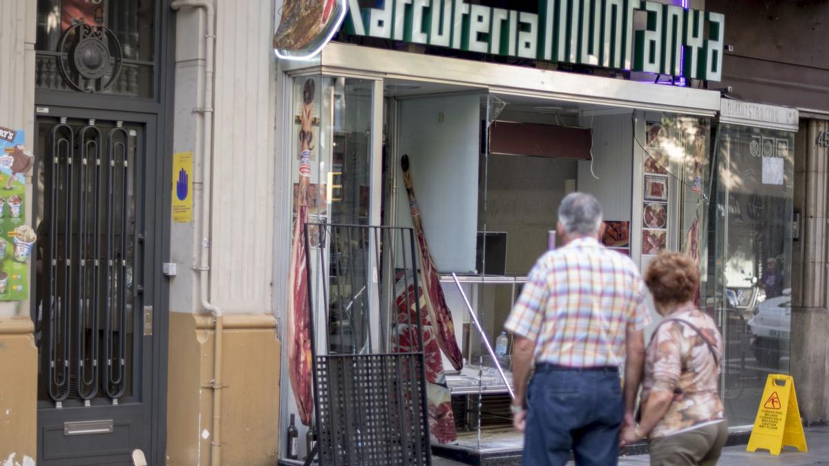 Charcutería en la calle Creu Coberta cerca de plaza España asaltada de madrugada