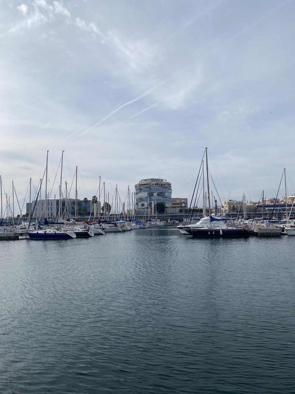 El Nàutic de Tarragona es un puerto tranquilo que cuenta con amarres libres de 10 a 20 metros.