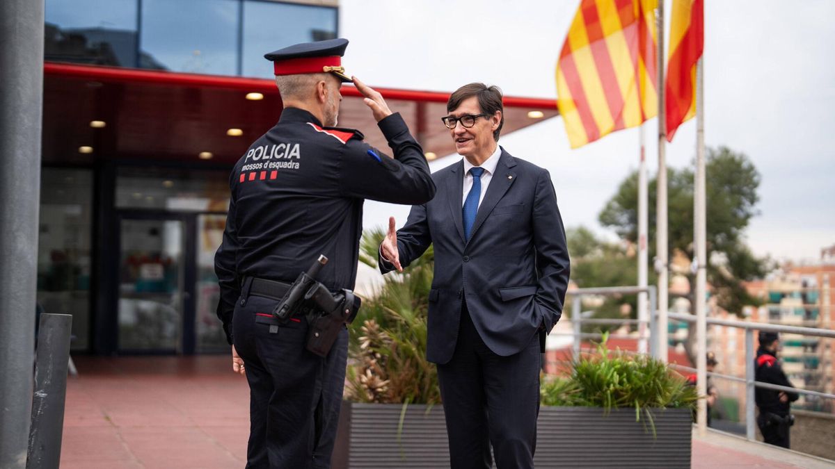 El president de la Generalitat, Salvador Illa, en una visita a la comisaría de los Mossos d'Esquadra de l'Hospitalet de Llobregat