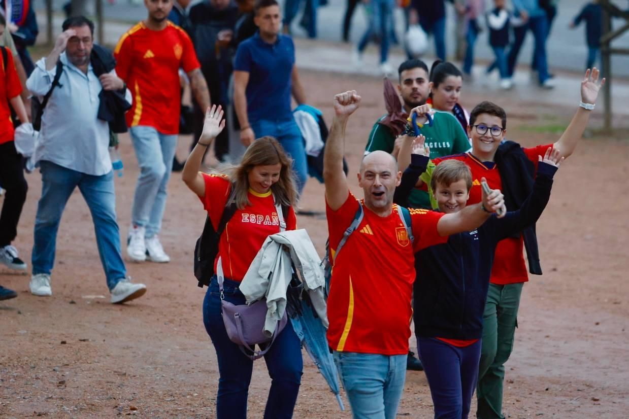 El apoyo de la afición cordobesa a la selección española, en imágenes