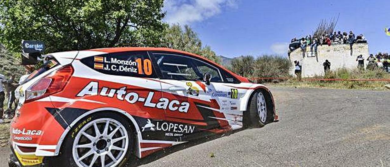 Luis Monzón y José Carlos Déniz, con el Ford Fiesta R5, durante el &#039;shakedown&#039; del Rally Islas Canarias celebrado ayer.