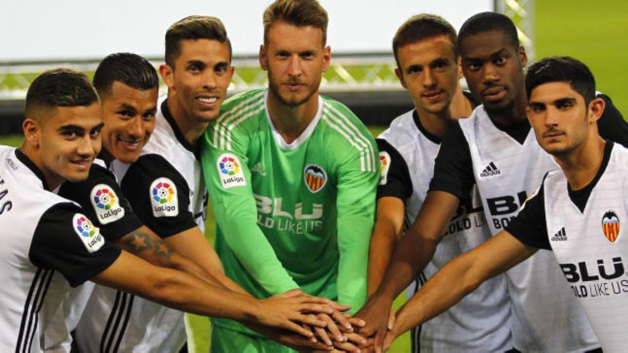 Mestalla da la bienvenida a los siete fichajes