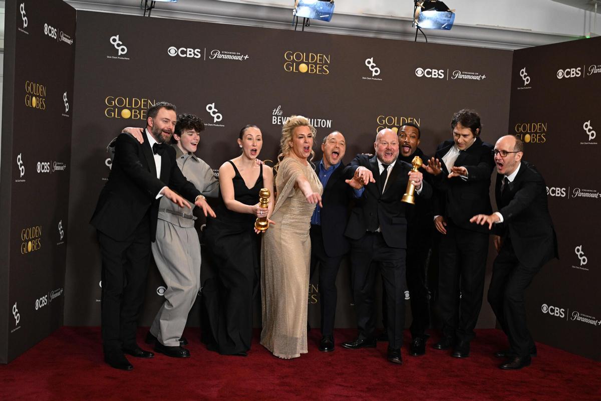 11 January 2026, US, Los Angeles: The cast of Adolescence celebrate in the Press Room during the 83rd Golden Globe Awards. Photo: Kevin Sullivan/ZUMA Press Wire/dpa Kevin Sullivan/ZUMA Press Wire/d / DPA 11/01/2026 ONLY FOR USE IN SPAIN. Kevin Sullivan/ZUMA Press Wire/d / DPA;entertainment;celebrity;arts;culture;televison;theatre;radio;music;fashion;cinema;83rd Golden Globe Awards;